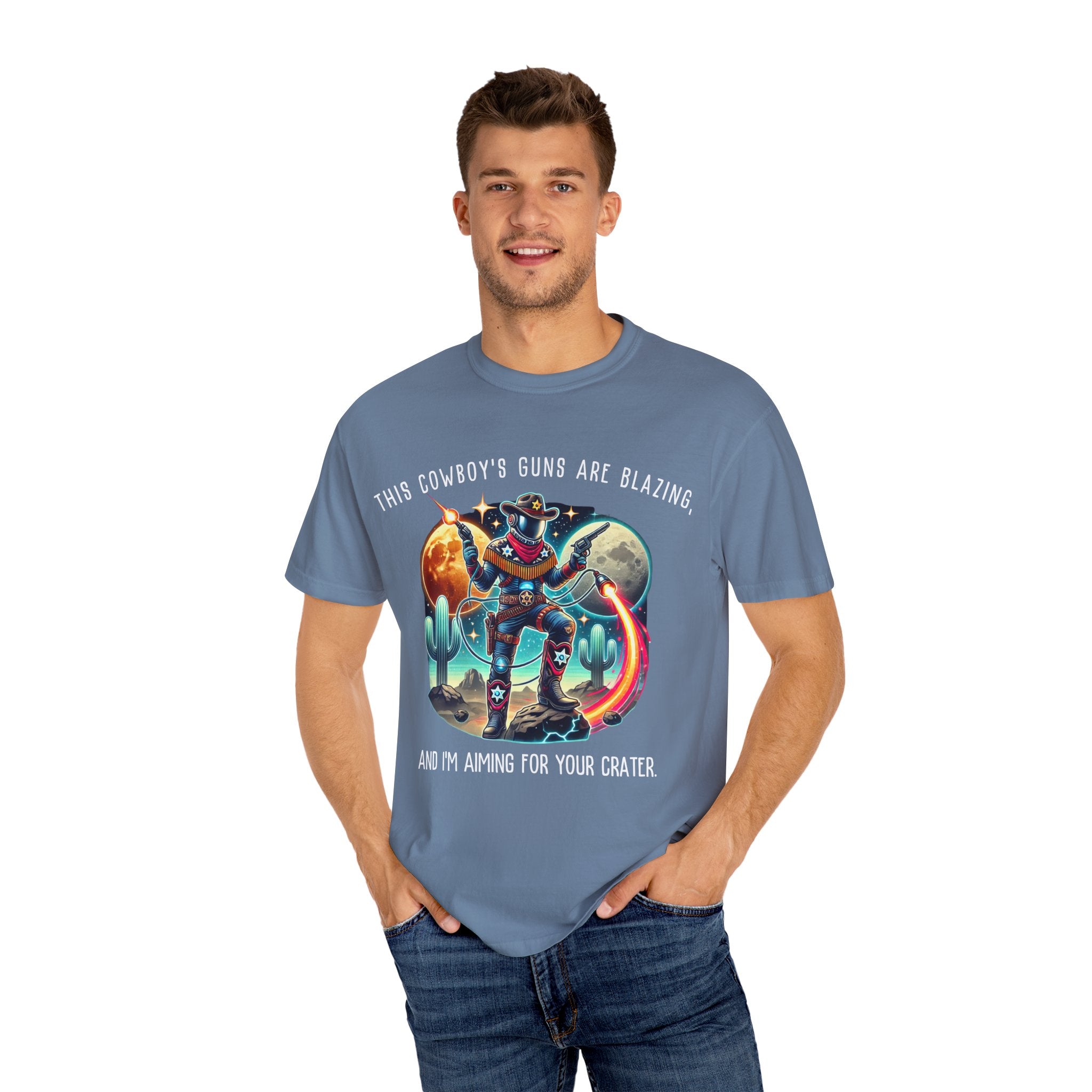 Maglietta unisex con grafica da cowboy - "Le pistole di questo cowboy sono fiammeggianti"