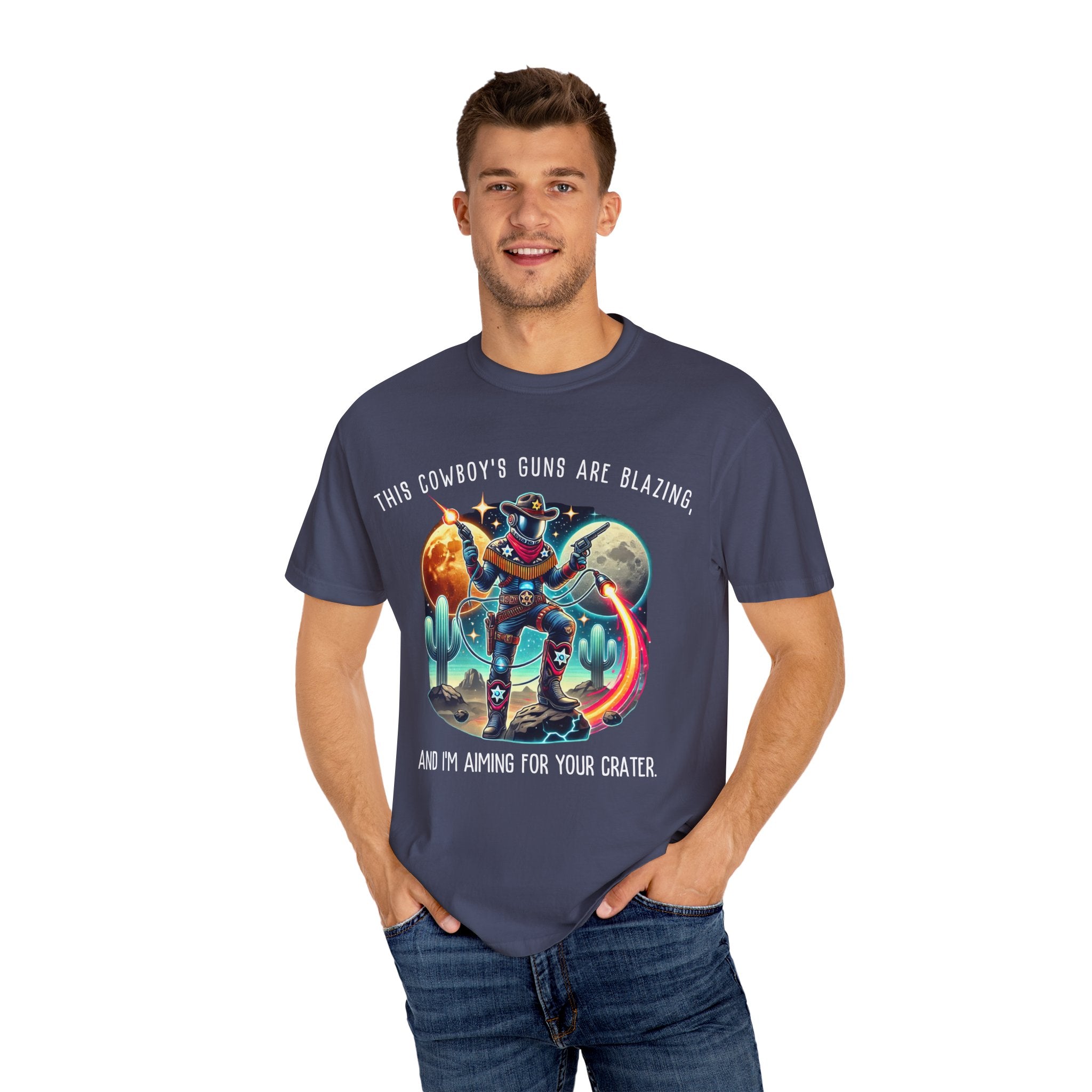 Maglietta unisex con grafica da cowboy - "Le pistole di questo cowboy sono fiammeggianti"