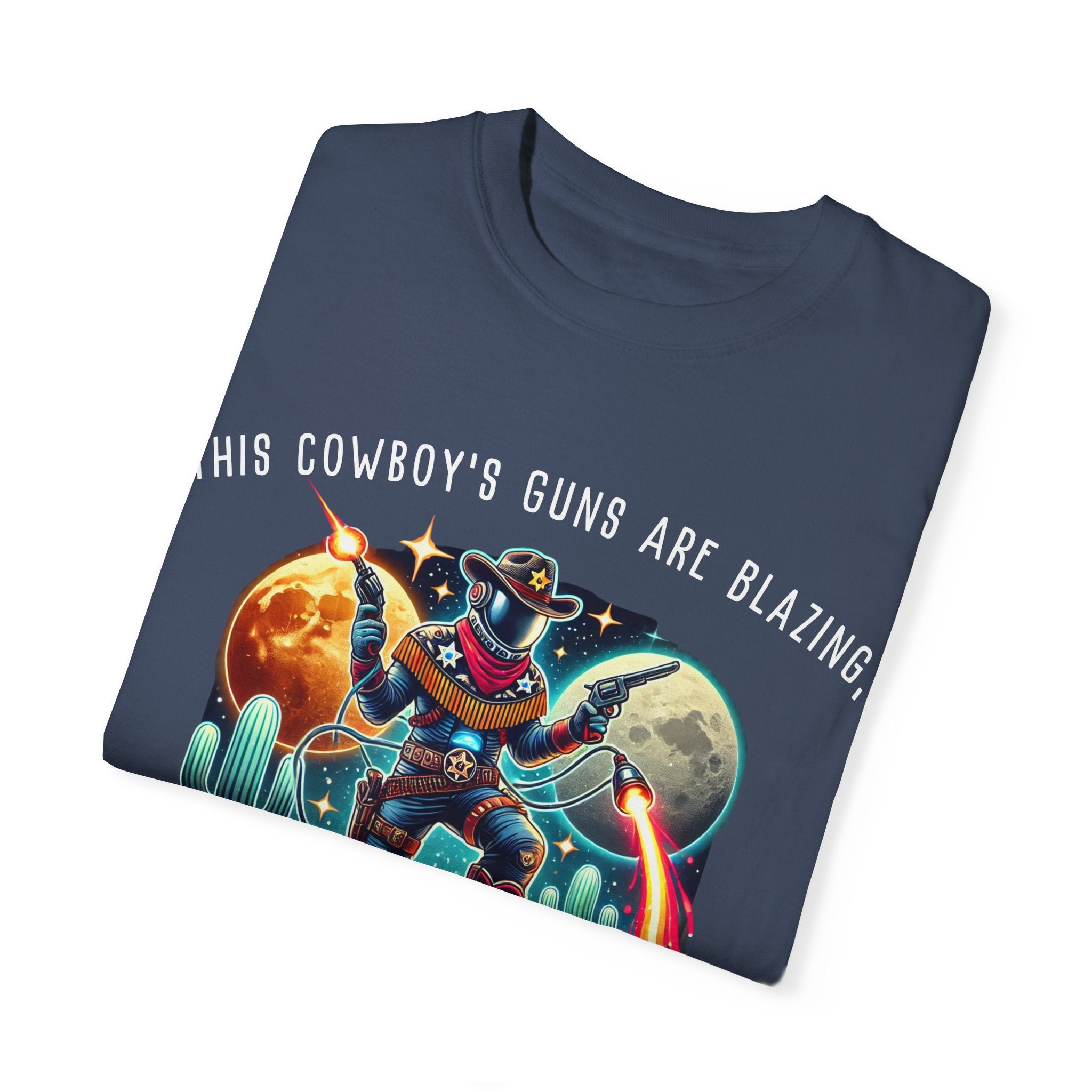Maglietta unisex con grafica da cowboy - "Le pistole di questo cowboy sono fiammeggianti"