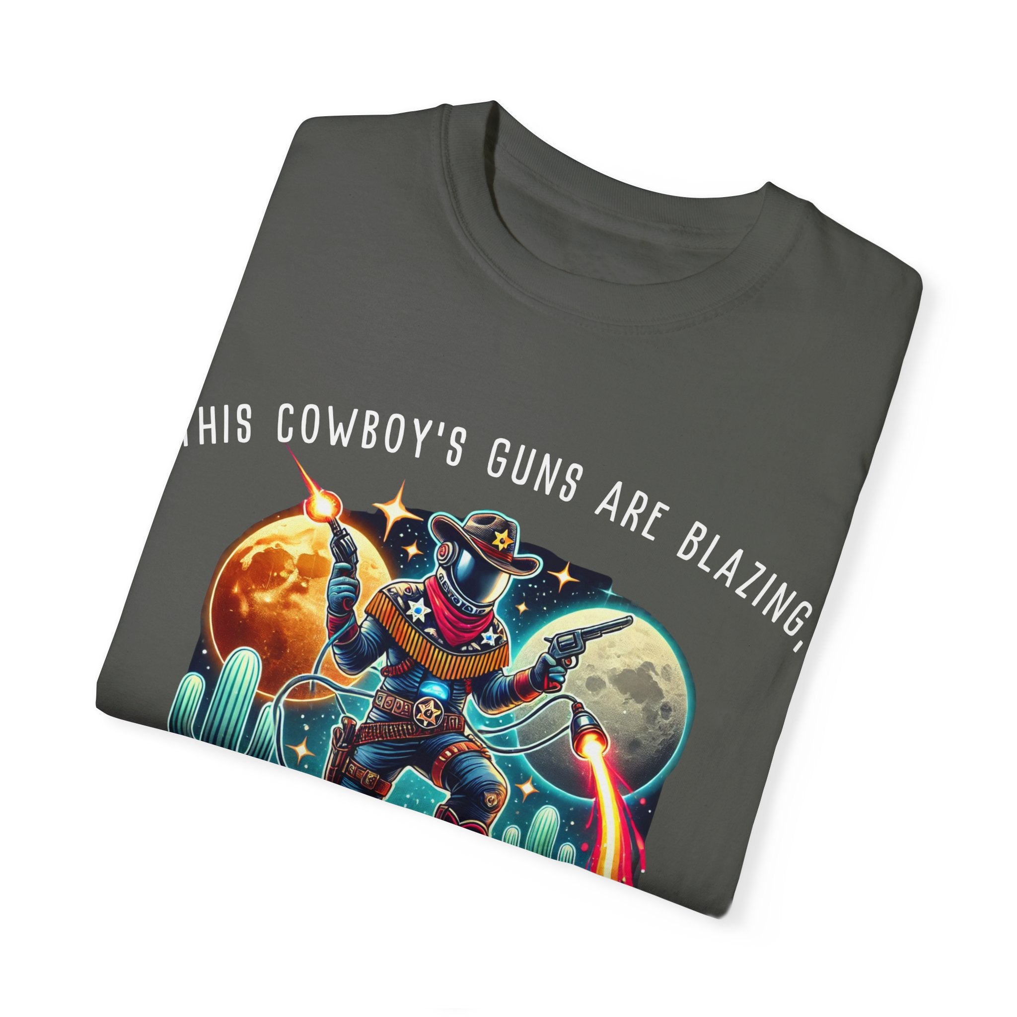 Maglietta unisex con grafica da cowboy - "Le pistole di questo cowboy sono fiammeggianti"