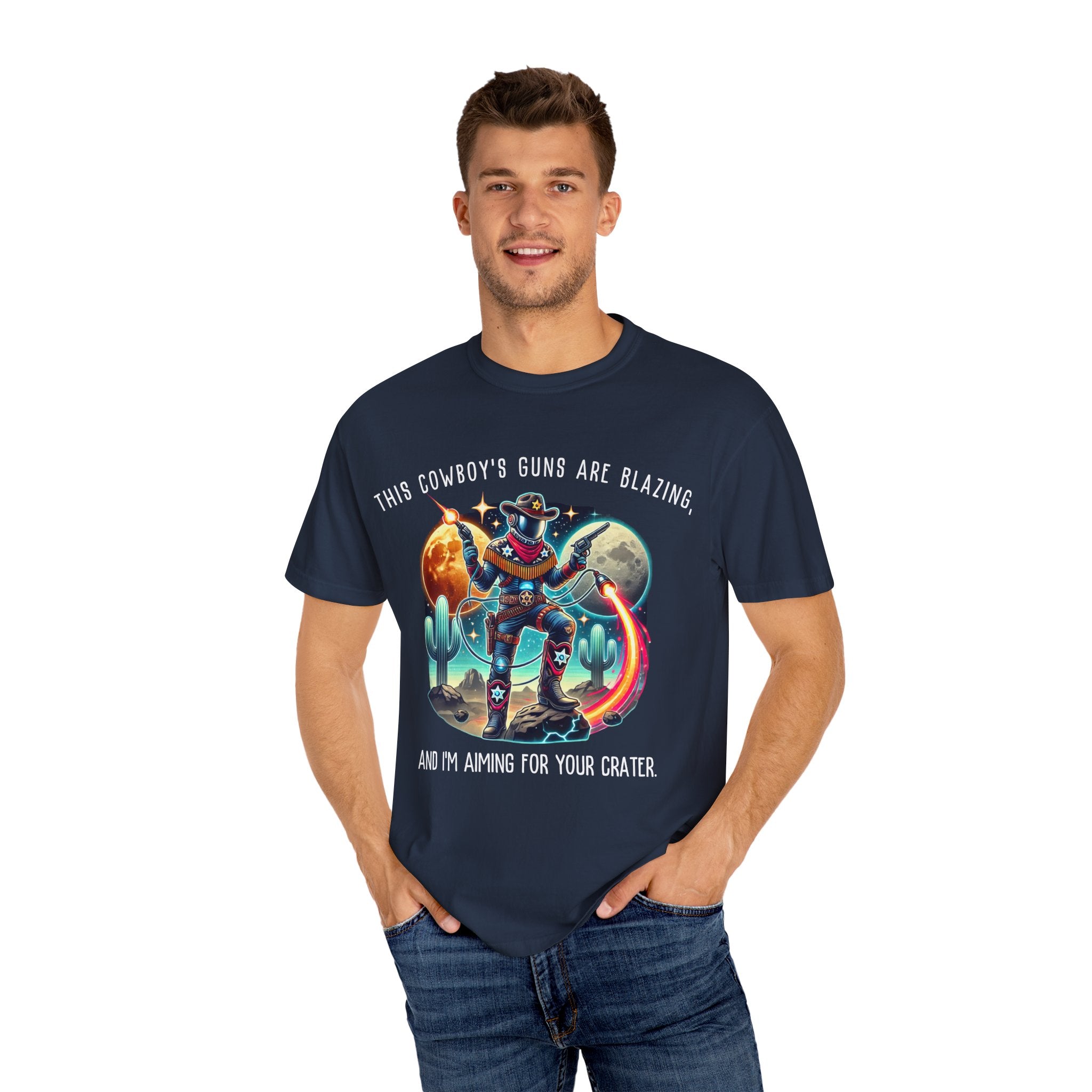 Maglietta unisex con grafica da cowboy - "Le pistole di questo cowboy sono fiammeggianti"