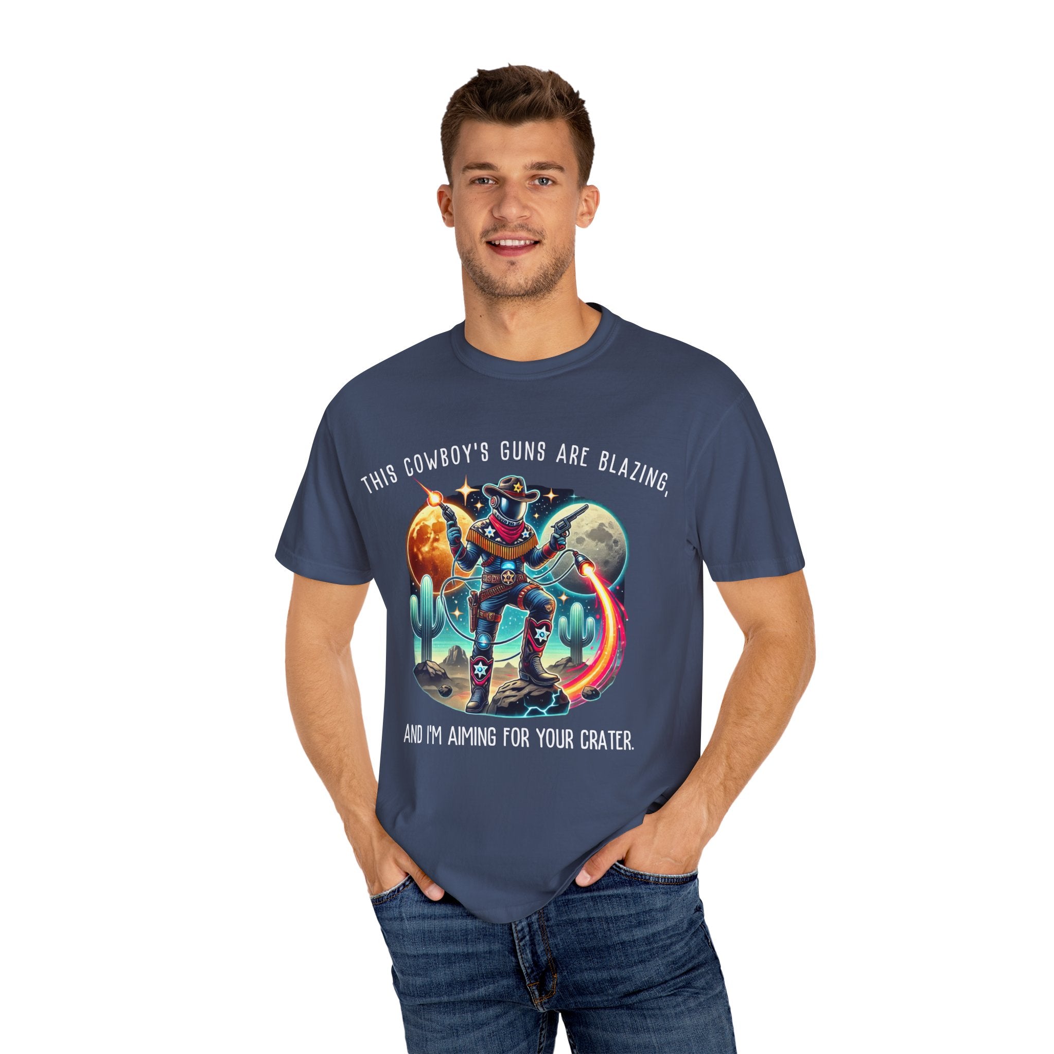Maglietta unisex con grafica da cowboy - "Le pistole di questo cowboy sono fiammeggianti"