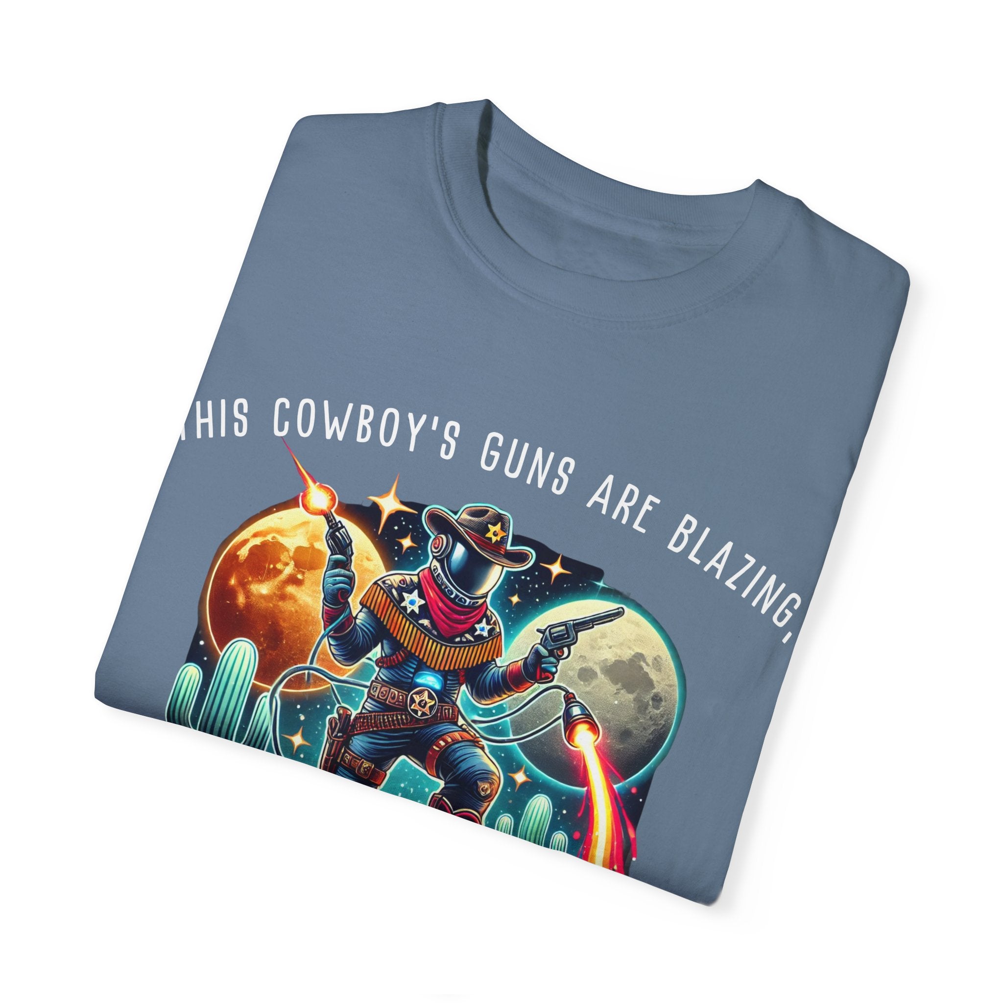 Maglietta unisex con grafica da cowboy - "Le pistole di questo cowboy sono fiammeggianti"