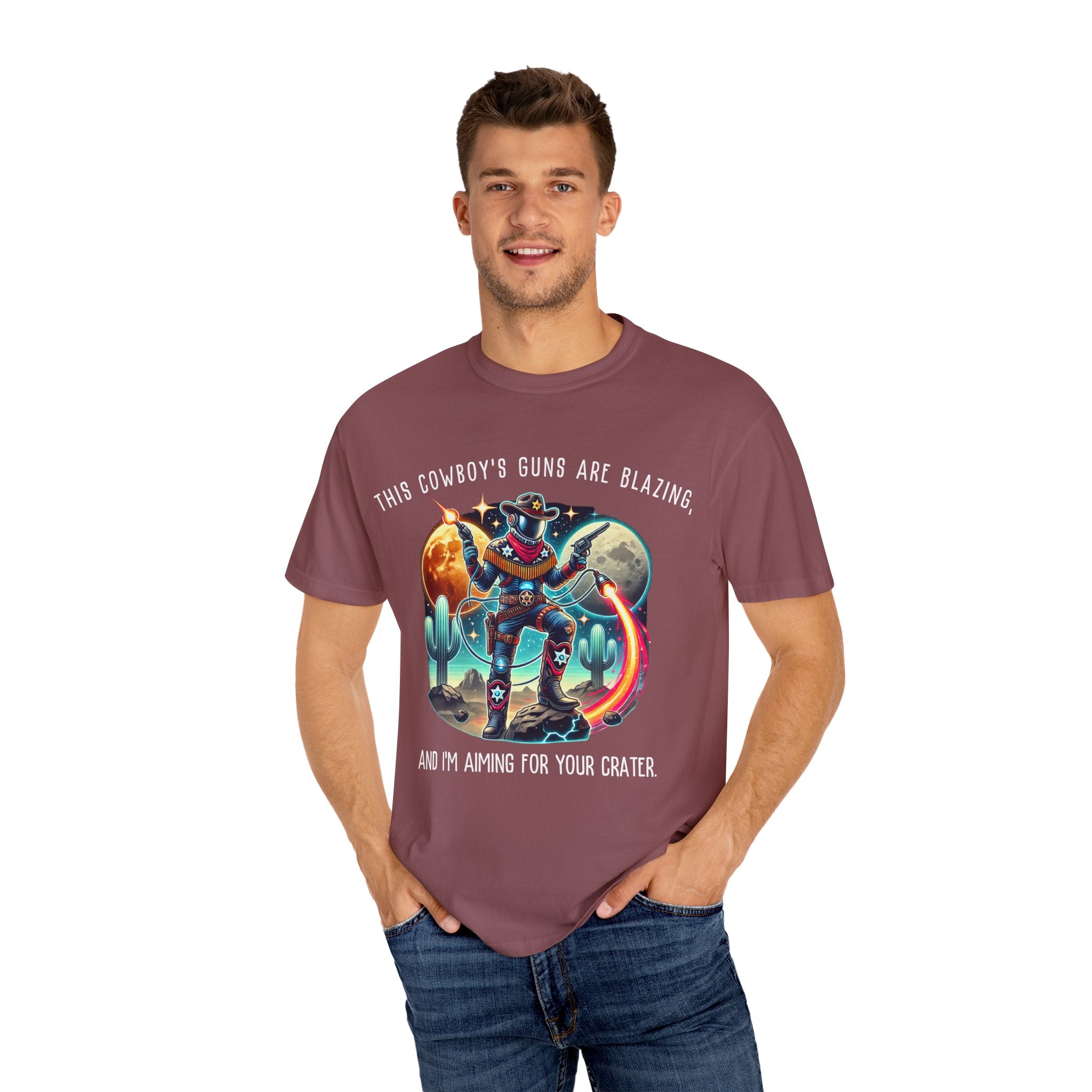 Maglietta unisex con grafica da cowboy - "Le pistole di questo cowboy sono fiammeggianti"