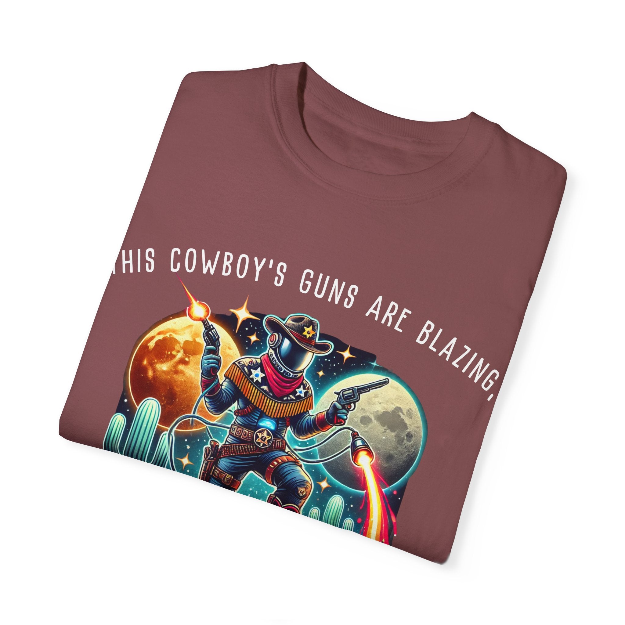 Maglietta unisex con grafica da cowboy - "Le pistole di questo cowboy sono fiammeggianti"