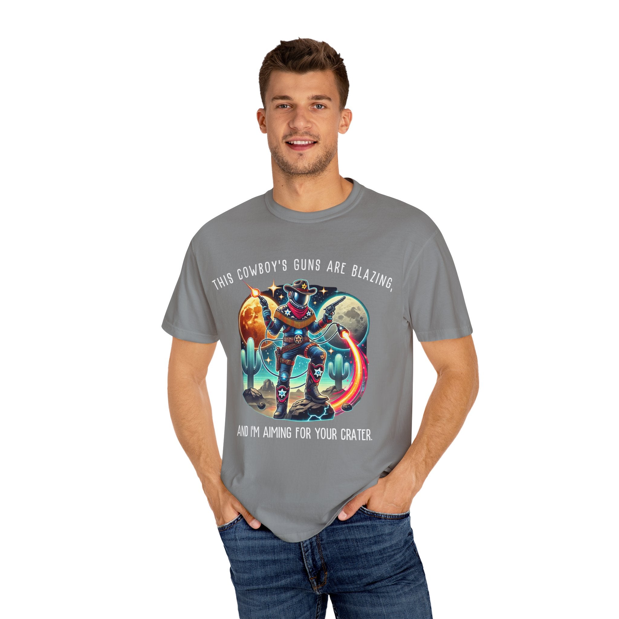 Maglietta unisex con grafica da cowboy - "Le pistole di questo cowboy sono fiammeggianti"