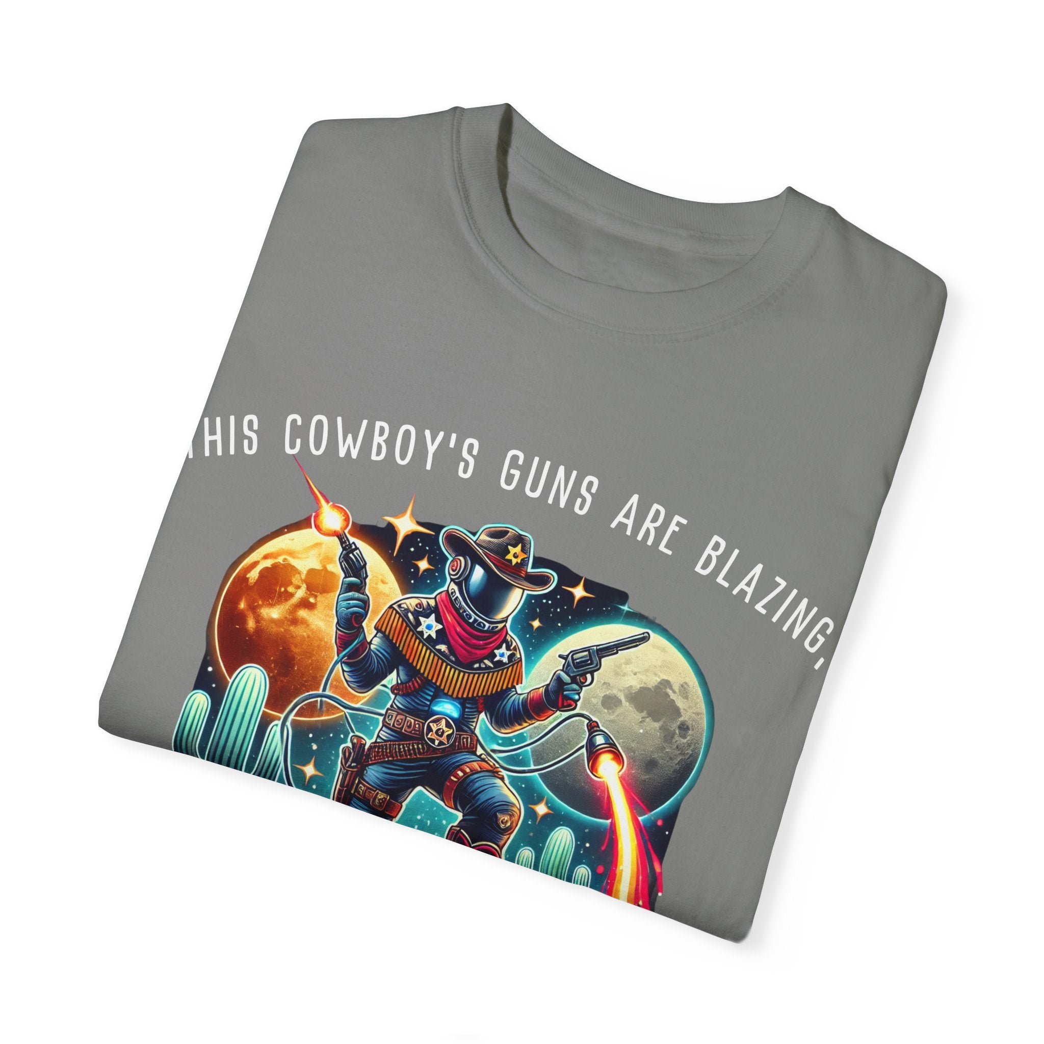 Maglietta unisex con grafica da cowboy - "Le pistole di questo cowboy sono fiammeggianti"