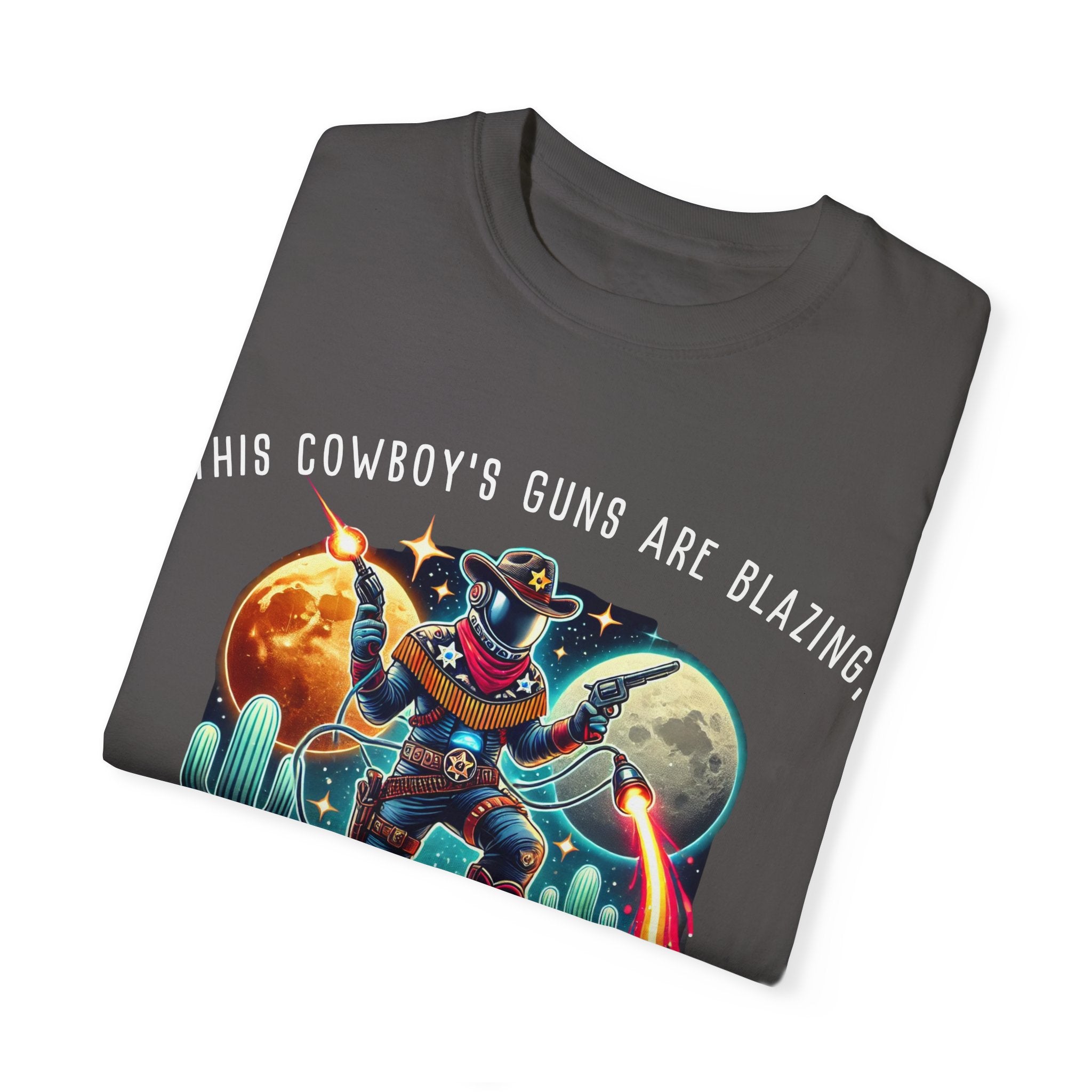 Maglietta unisex con grafica da cowboy - "Le pistole di questo cowboy sono fiammeggianti"