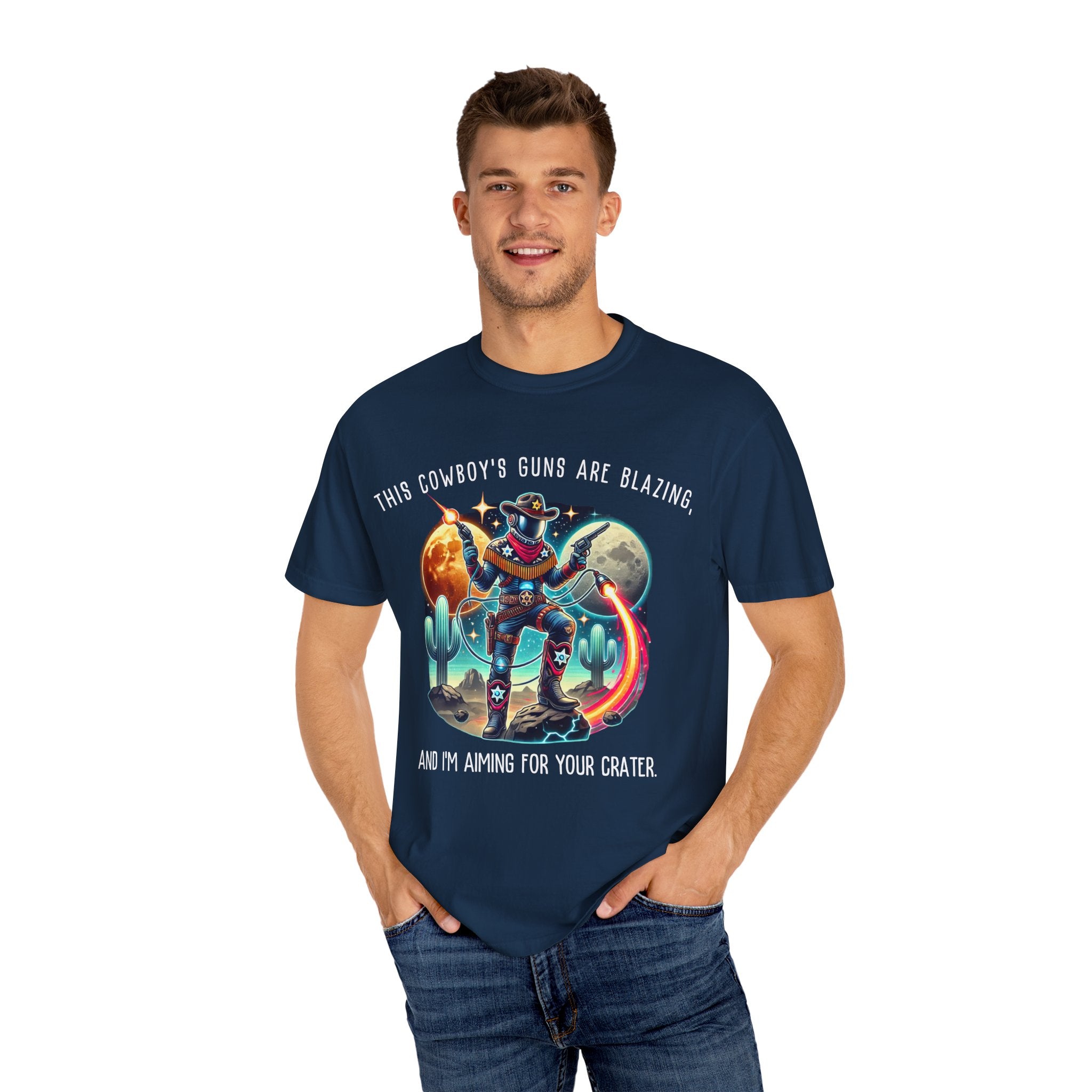 Maglietta unisex con grafica da cowboy - "Le pistole di questo cowboy sono fiammeggianti"