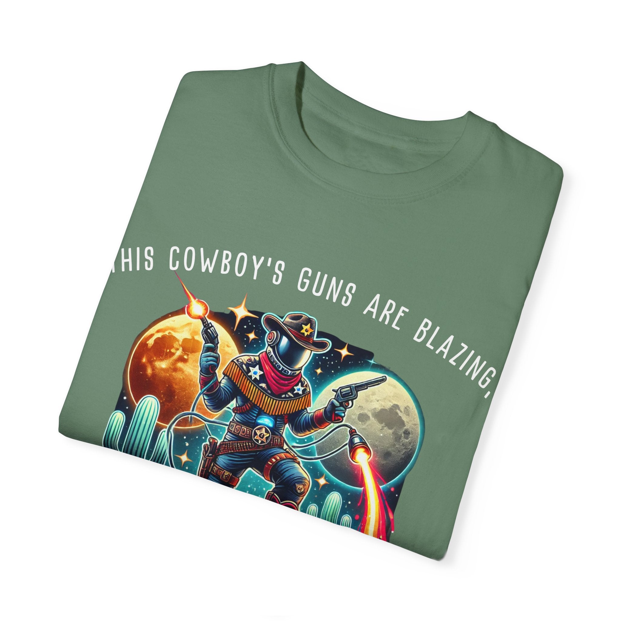Maglietta unisex con grafica da cowboy - "Le pistole di questo cowboy sono fiammeggianti"