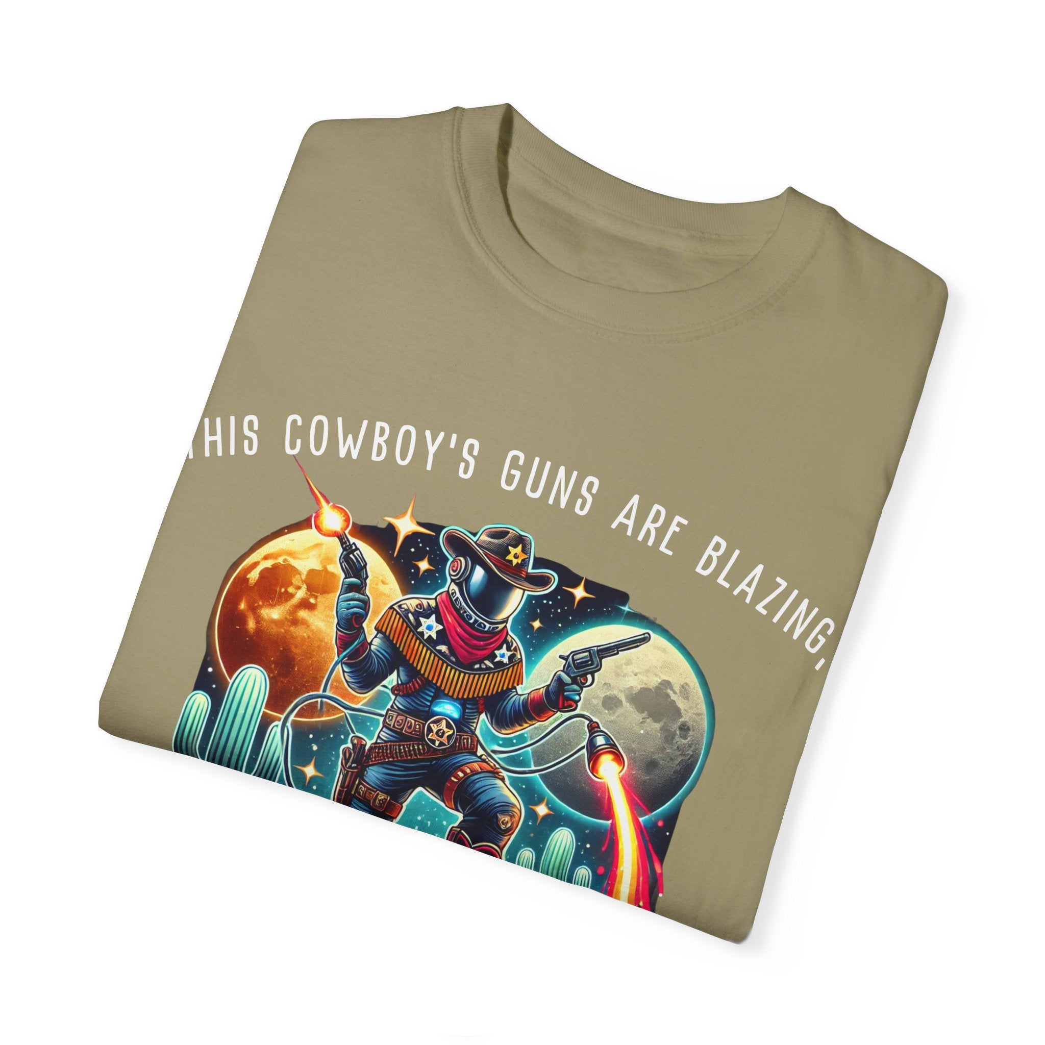 Maglietta unisex con grafica da cowboy - "Le pistole di questo cowboy sono fiammeggianti"