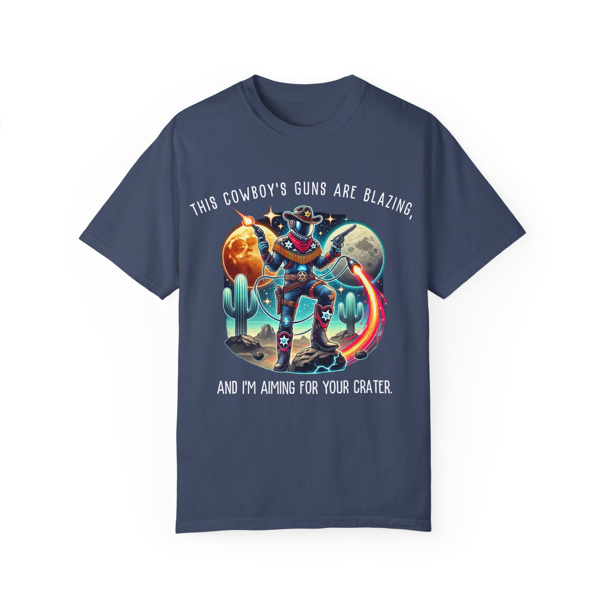 Maglietta unisex con grafica da cowboy - "Le pistole di questo cowboy sono fiammeggianti"