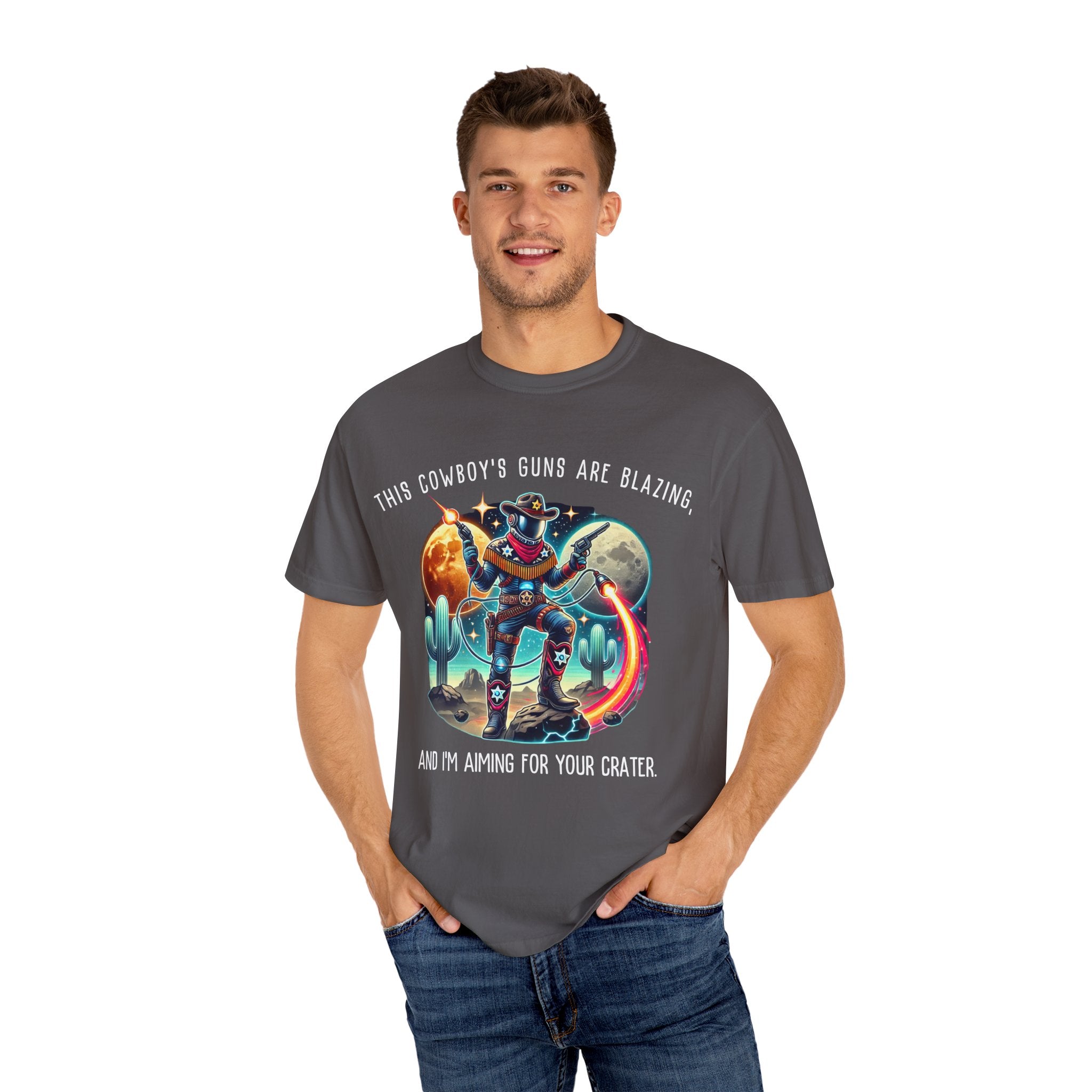 Maglietta unisex con grafica da cowboy - "Le pistole di questo cowboy sono fiammeggianti"