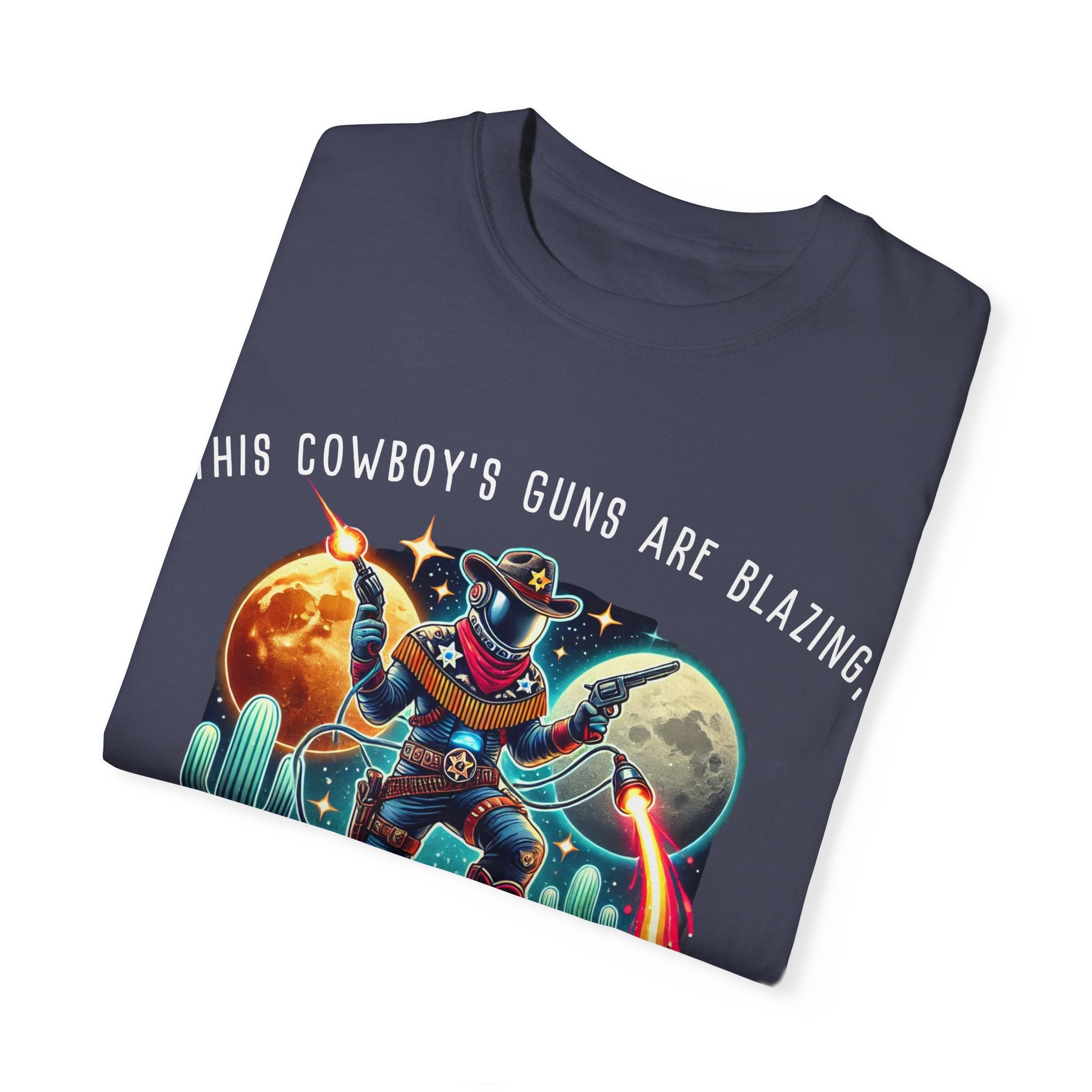Maglietta unisex con grafica da cowboy - "Le pistole di questo cowboy sono fiammeggianti"